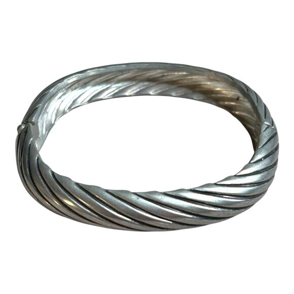Twisted Lines Textured Oval Shape Satin Finish Darker Silver Tone Hinge Bangle - Picture 5 of 6